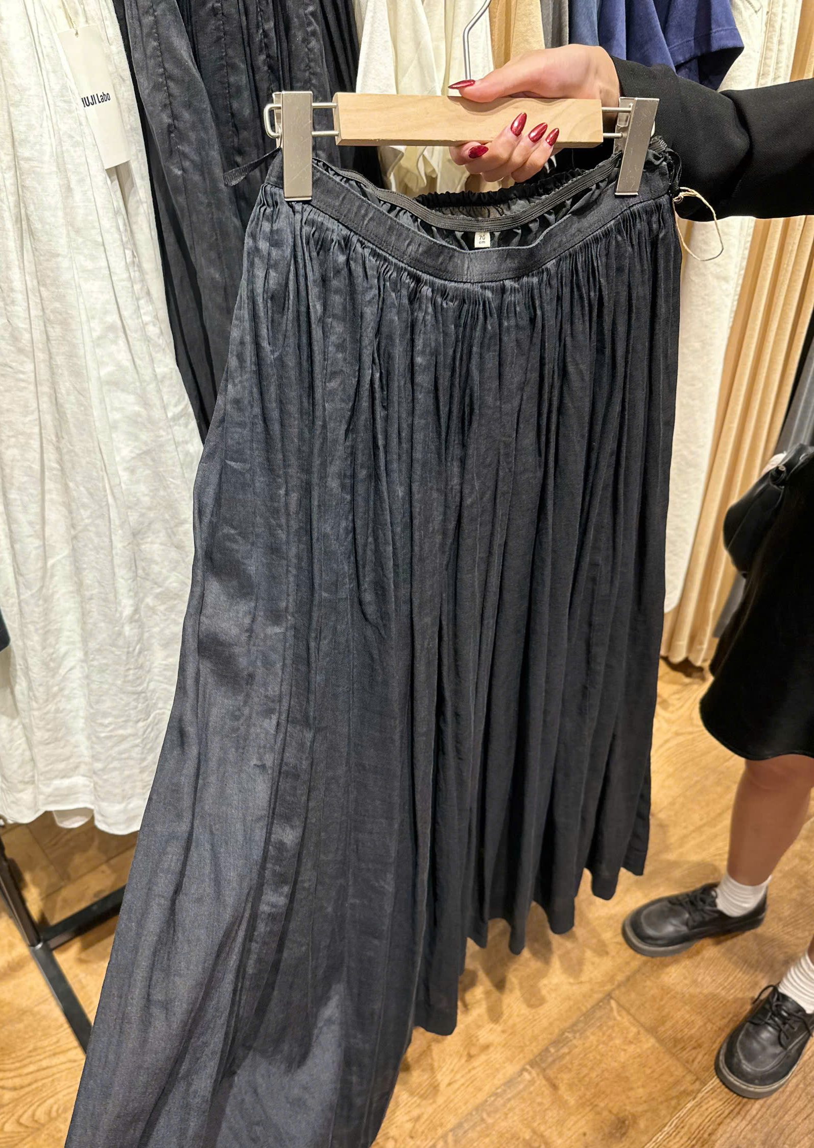 MUJI bán váy 3,5 triệu khiến cả cõi mạng xôn xao- Ảnh 1.