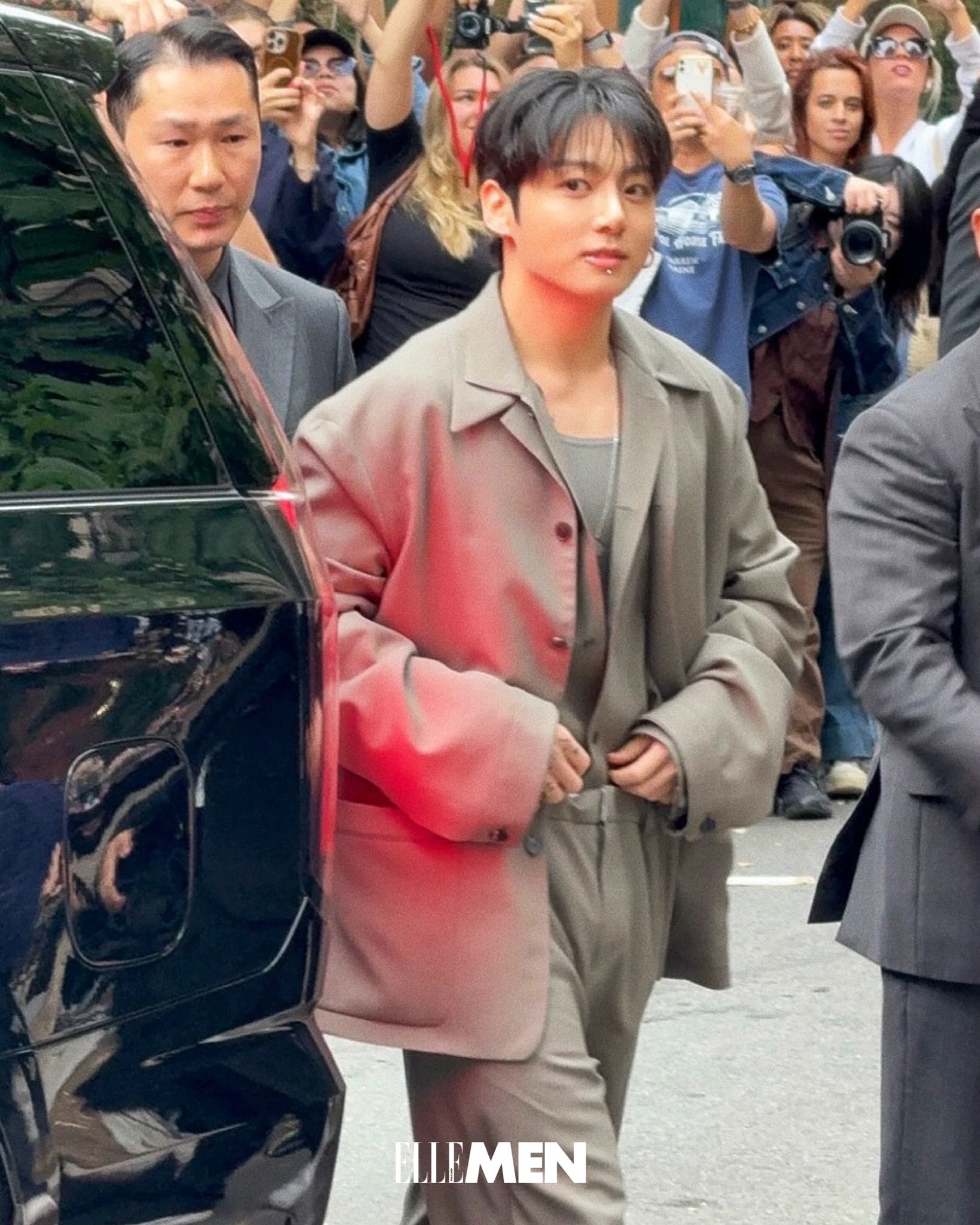 Jungkook lần đầu dự Fashion Week bảnh quá, đi giày cao gót mà vẫn nam tính cỡ này!- Ảnh 4.