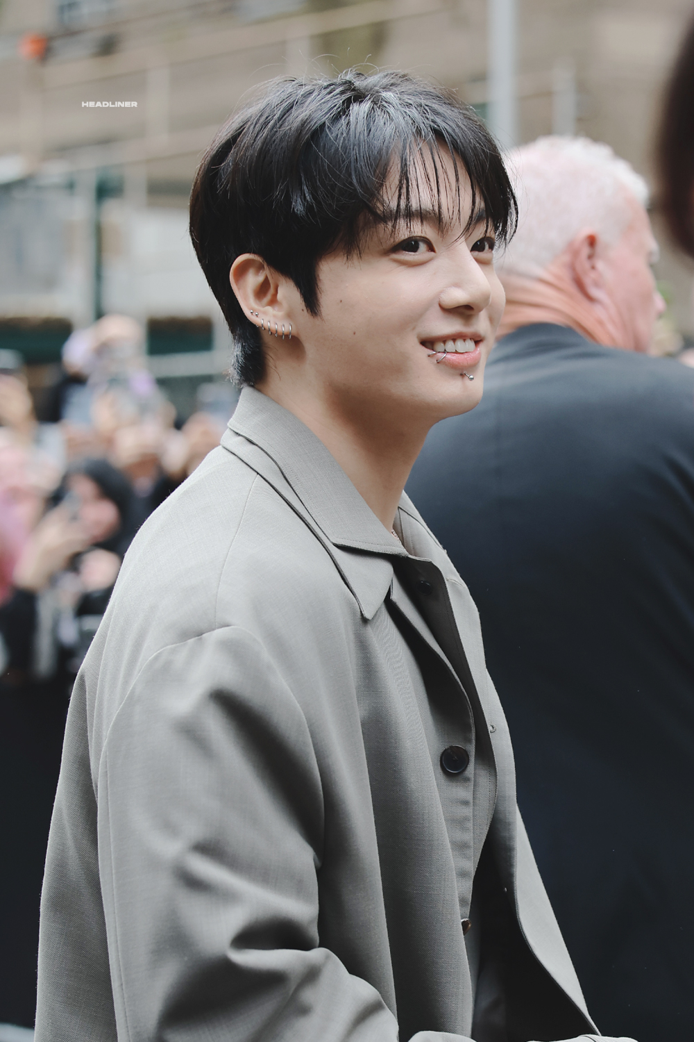 Jungkook L n u D Fashion Week B nh Qu i Gi y Cao G t M V n Nam Jungkook L n u D Fashion Week B nh Qu i Gi y Cao G t M V n Nam