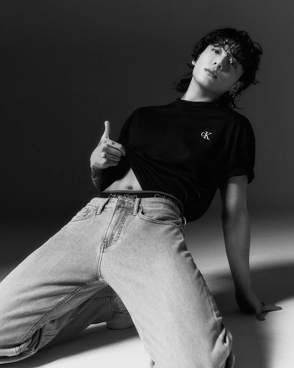 Jungkook lần đầu dự Fashion Week bảnh quá, đi giày cao gót mà vẫn nam tính cỡ này!- Ảnh 13.