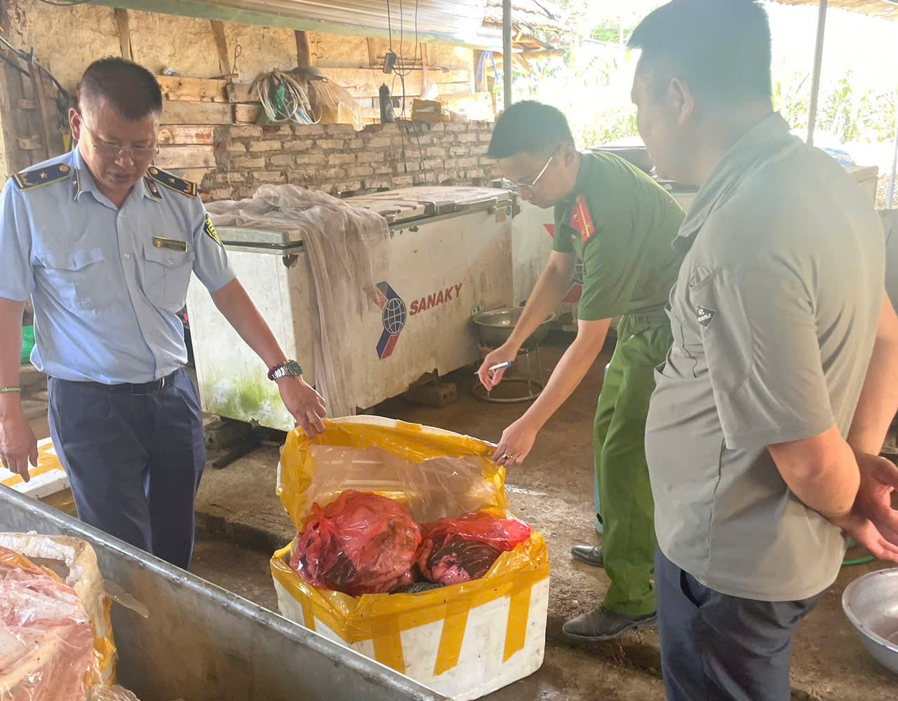 Đột kích cơ sở kinh doanh, Quản lý thị trường phát hiện 3 tấn xương bò không rõ nguồn gốc, 150kg nội tạng bốc mùi chuẩn bị tiêu thụ- Ảnh 3.