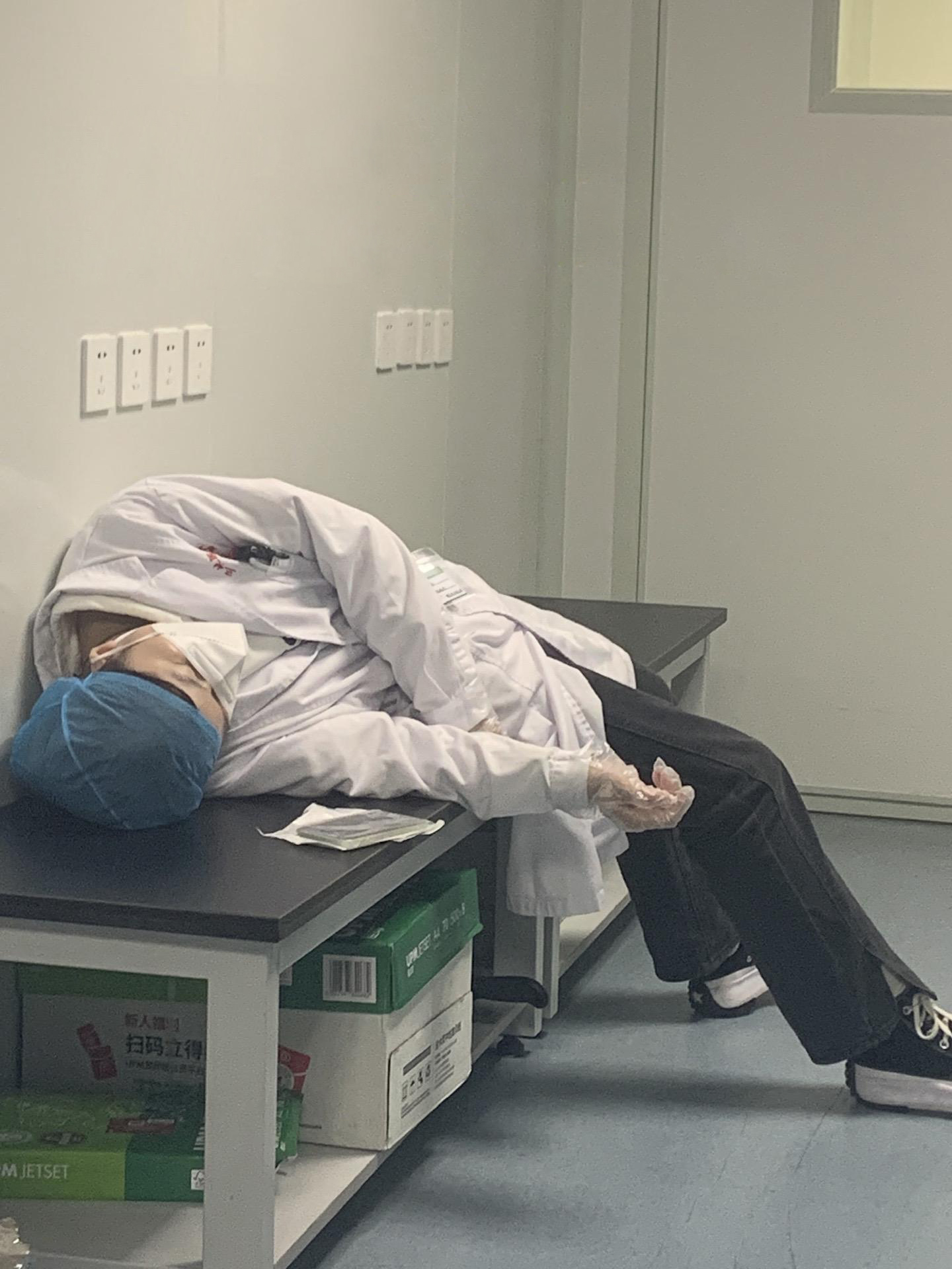 "Rốt cuộc tiền đồ to lớn đến cỡ nào mà đáng để họ bỏ lỡ cả bốn mùa?"- Ảnh 1.