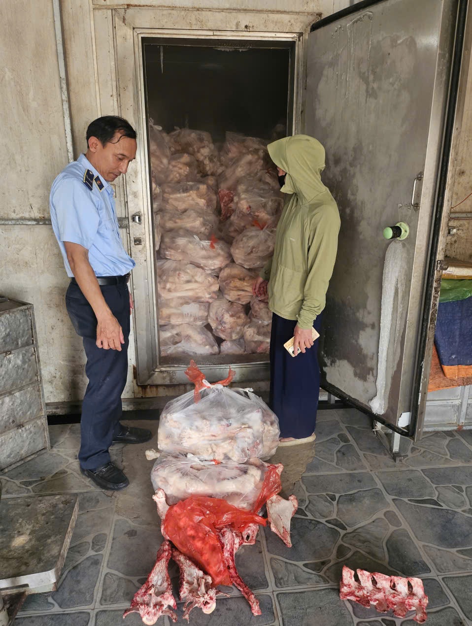 Đột kích cơ sở kinh doanh, Quản lý thị trường phát hiện 3 tấn xương bò không rõ nguồn gốc, 150kg nội tạng bốc mùi chuẩn bị tiêu thụ- Ảnh 2.