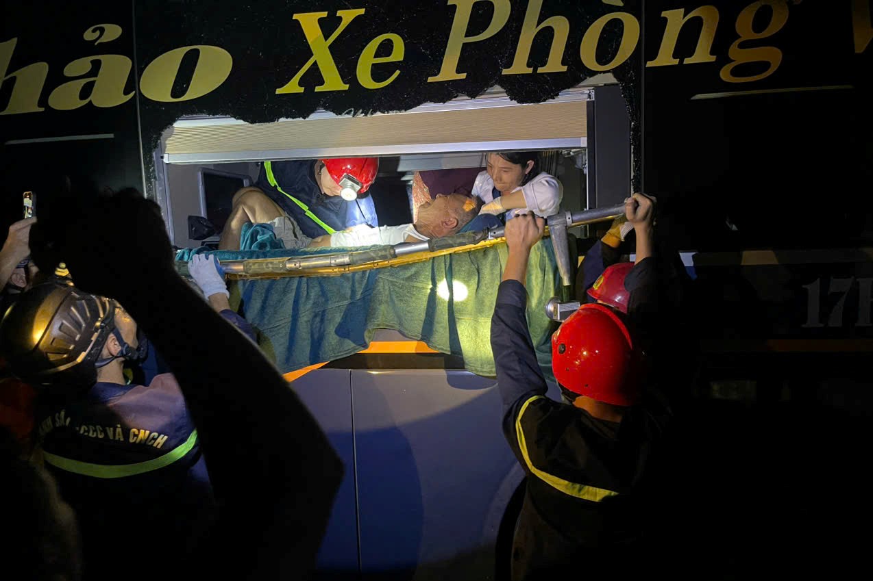 Xe khách va chạm với ô tô tải trên cao tốc, cảnh sát giải cứu 12 người bị mắc kẹt- Ảnh 3.