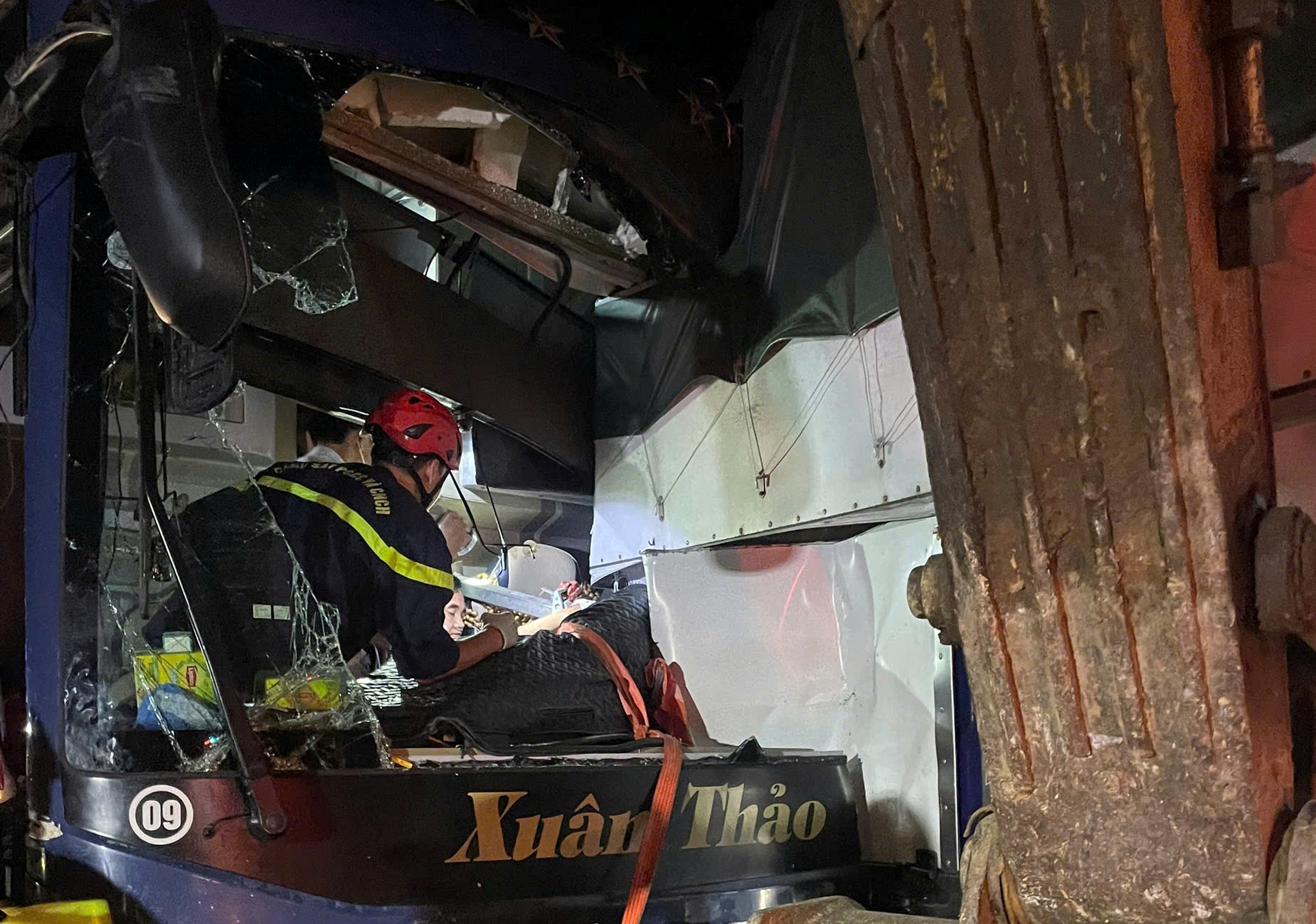 Xe khách va chạm với ô tô tải trên cao tốc, cảnh sát giải cứu 12 người bị mắc kẹt- Ảnh 2.