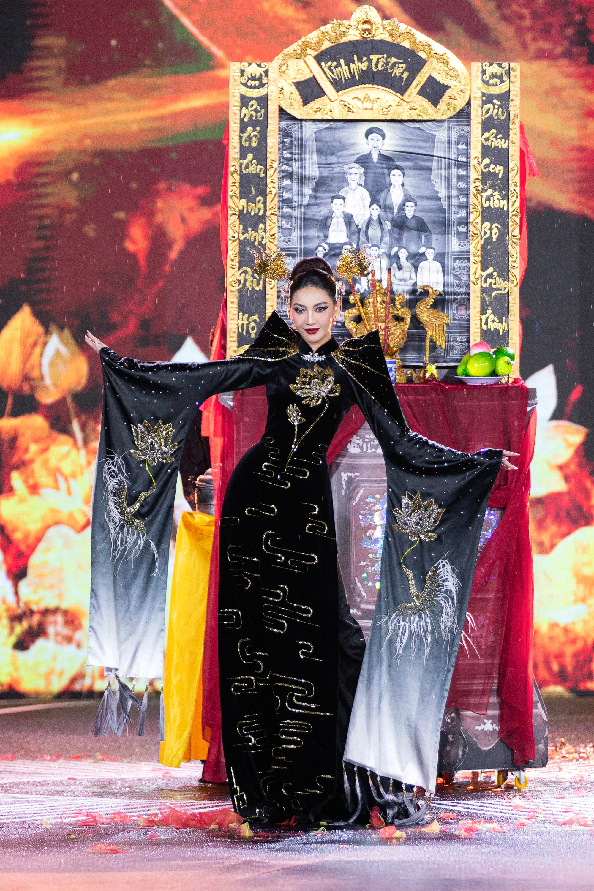 Miss Grand Vietnam gây tranh cãi vì mang bàn thờ gia tiên lên sân khấu, Tiểu Vy cũng dính Miss Grand Vietnam gây tranh cãi vì mang bàn thờ gia tiên lên sân khấu, Tiểu Vy cũng dính