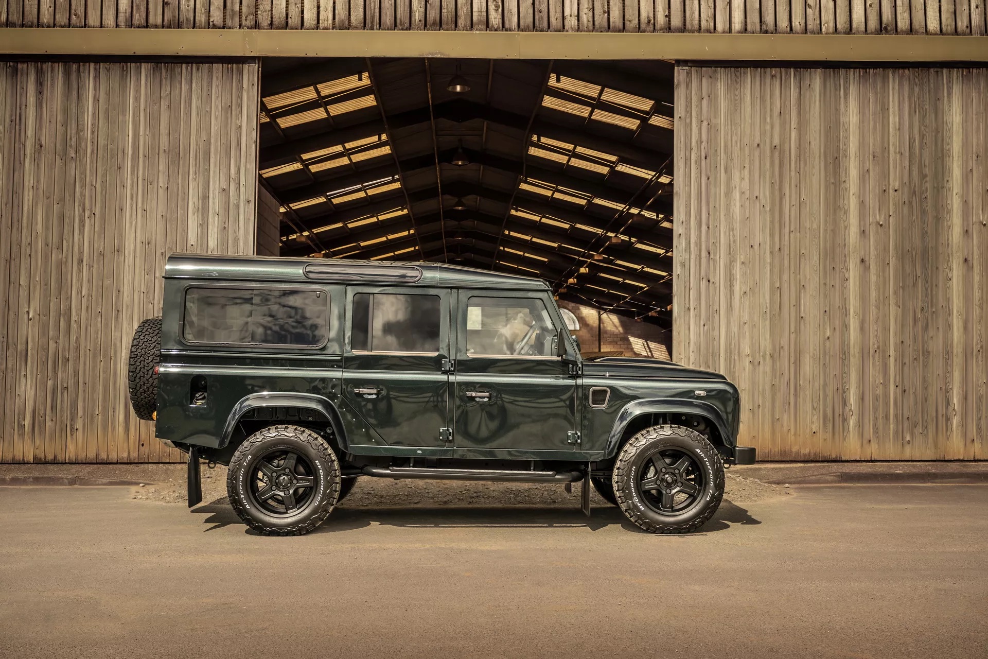Mua 240 chiếc Land Rover Defender cổ về rồi nâng cấp, chủ hãng độ thu về hơn 1.500 tỷ đồng- Ảnh 3.