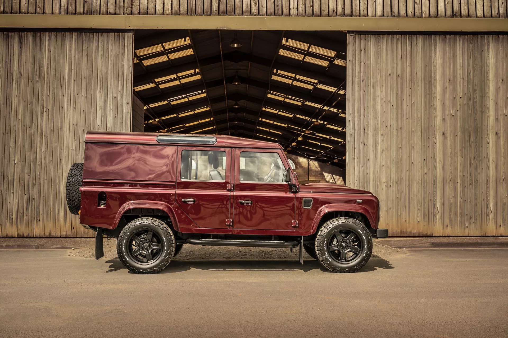 Mua 240 chiếc Land Rover Defender cổ về rồi nâng cấp, chủ hãng độ thu về hơn 1.500 tỷ đồng- Ảnh 2.