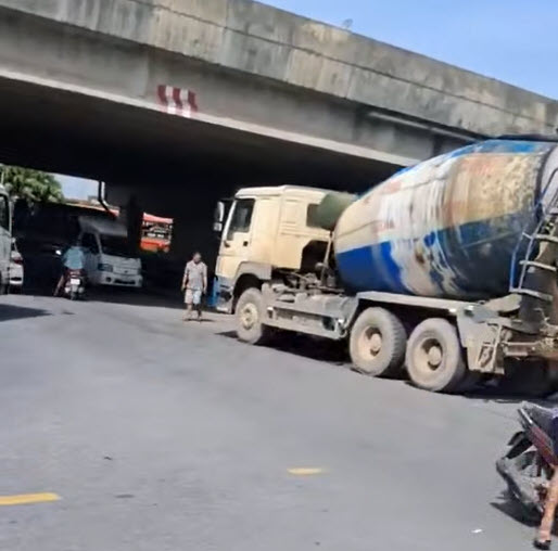 Hà Nội: Điều tra vụ nữ sinh lớp 10 bị ngã văng ra đường sau va chạm với xe bồn khiến người dân bức xúc- Ảnh 2.