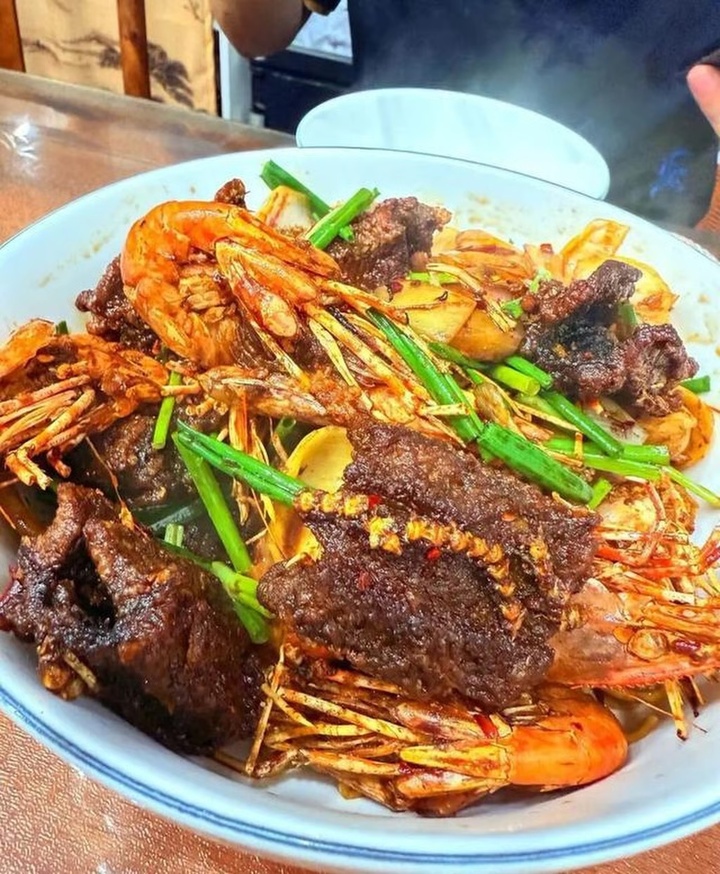 Bát mỳ giá hơn 8 triệu đồng có tôm, lươn, trứng cá bị 'mắng' tơi bời trên mạng- Ảnh 1.