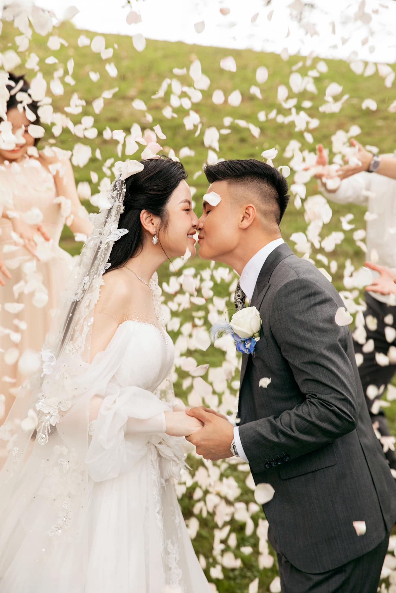 Quang Hải được vợ lái xế hộp bạc tỷ đưa đi làm, tưởng 