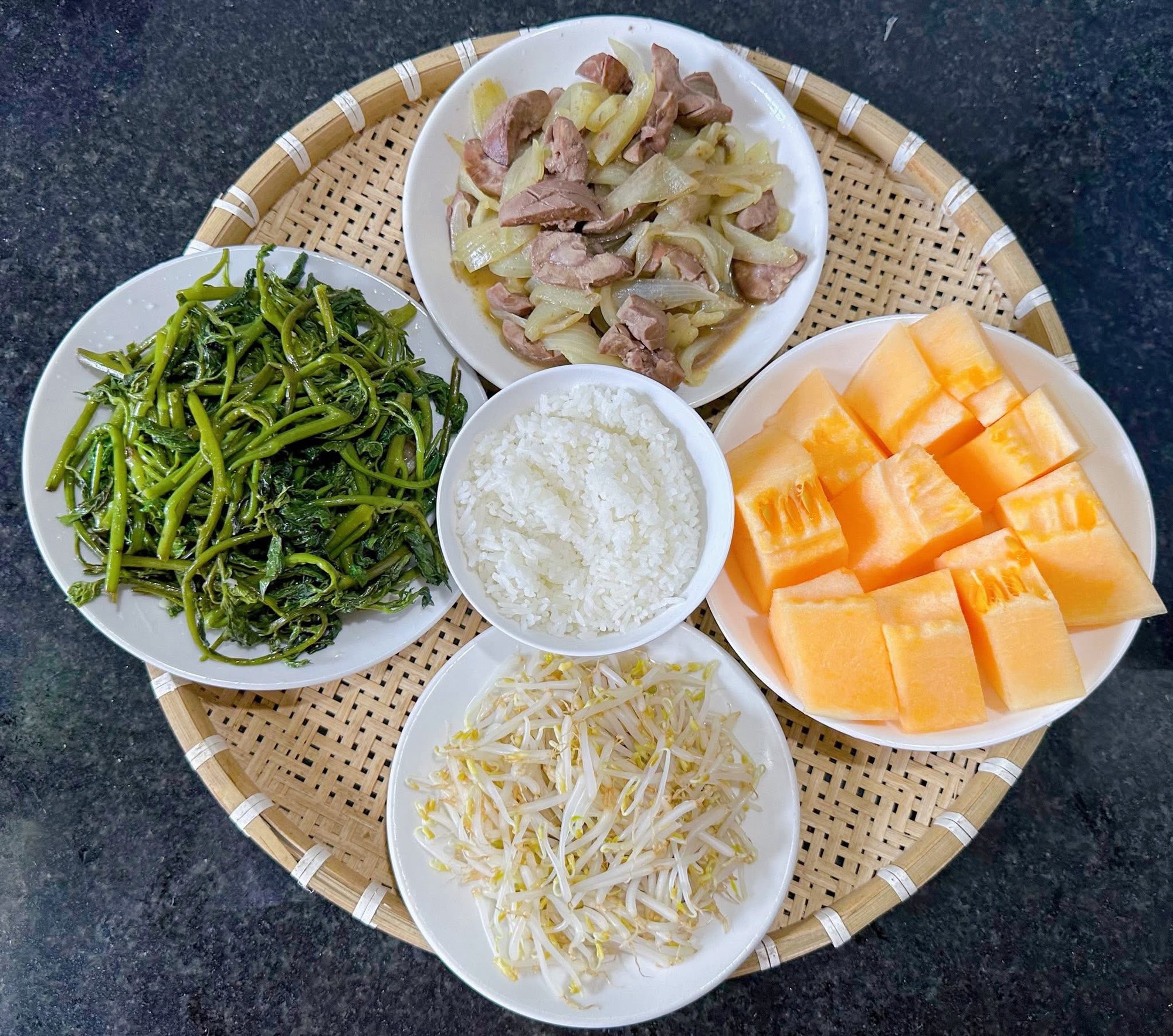 Cả nhà chồng thay phiên nhau nấu cơm cữ ngon cỡ nhà hàng cho bà đẻ: Mom này thắng đời 100-0 rồi!- Ảnh 9.