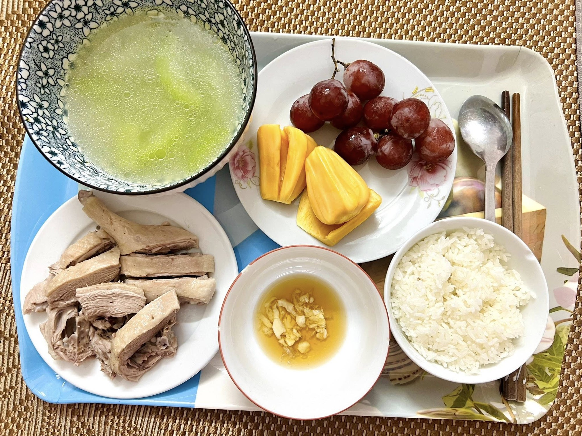 Cả nhà chồng thay phiên nhau nấu cơm cữ ngon cỡ nhà hàng cho bà đẻ: Mom này thắng đời 100-0 rồi!- Ảnh 16.