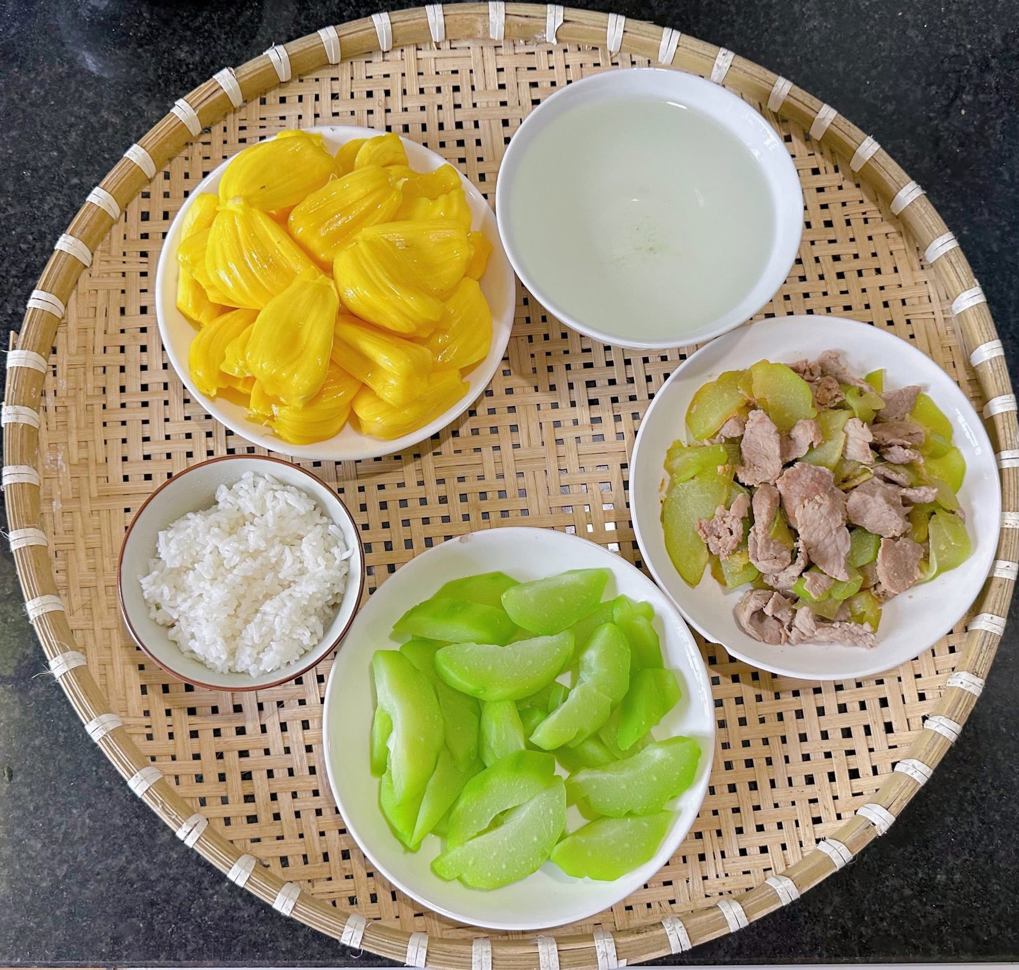 Cả nhà chồng thay phiên nhau nấu cơm cữ ngon cỡ nhà hàng cho bà đẻ: Mom này thắng đời 100-0 rồi!- Ảnh 7.