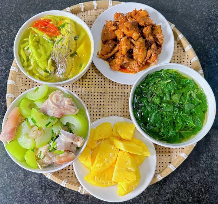 Cả nhà chồng thay phiên nhau nấu cơm cữ ngon cỡ nhà hàng cho bà đẻ: Mom này thắng đời 100-0 rồi!- Ảnh 2.
