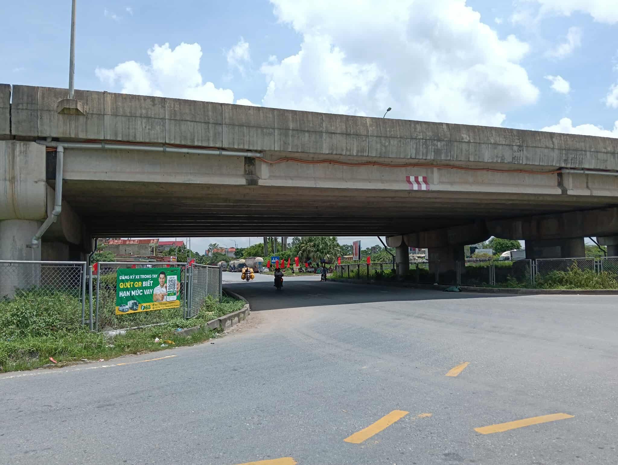 Hà Nội: Điều tra vụ nữ sinh lớp 10 bị ngã văng ra đường sau va chạm với xe bồn khiến người dân bức xúc- Ảnh 4.