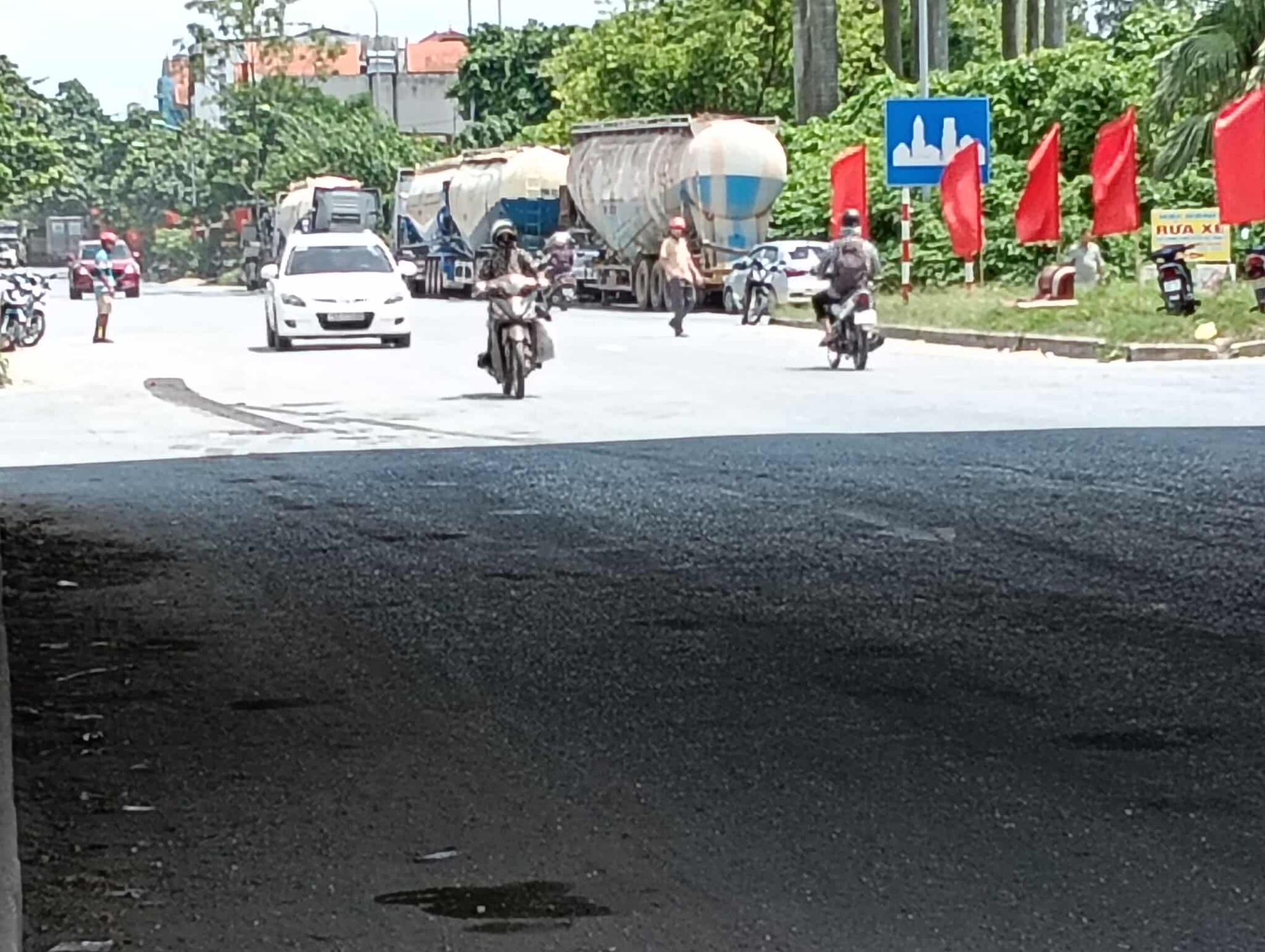Hà Nội: Điều tra vụ nữ sinh lớp 10 bị ngã văng ra đường sau va chạm với xe bồn khiến người dân bức xúc- Ảnh 3.