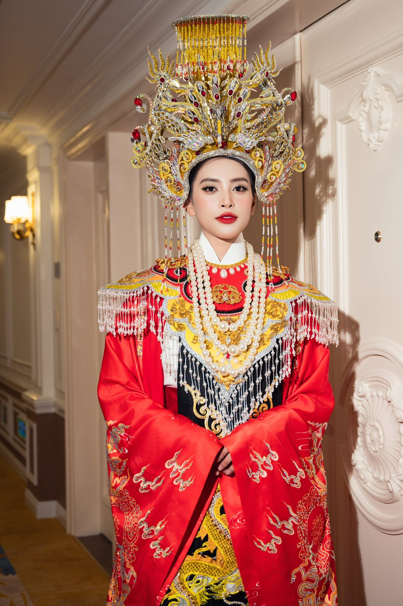Miss Grand Vietnam gây tranh cãi vì mang bàn thờ gia tiên lên sân khấu, Tiểu Vy cũng dính Miss Grand Vietnam gây tranh cãi vì mang bàn thờ gia tiên lên sân khấu, Tiểu Vy cũng dính