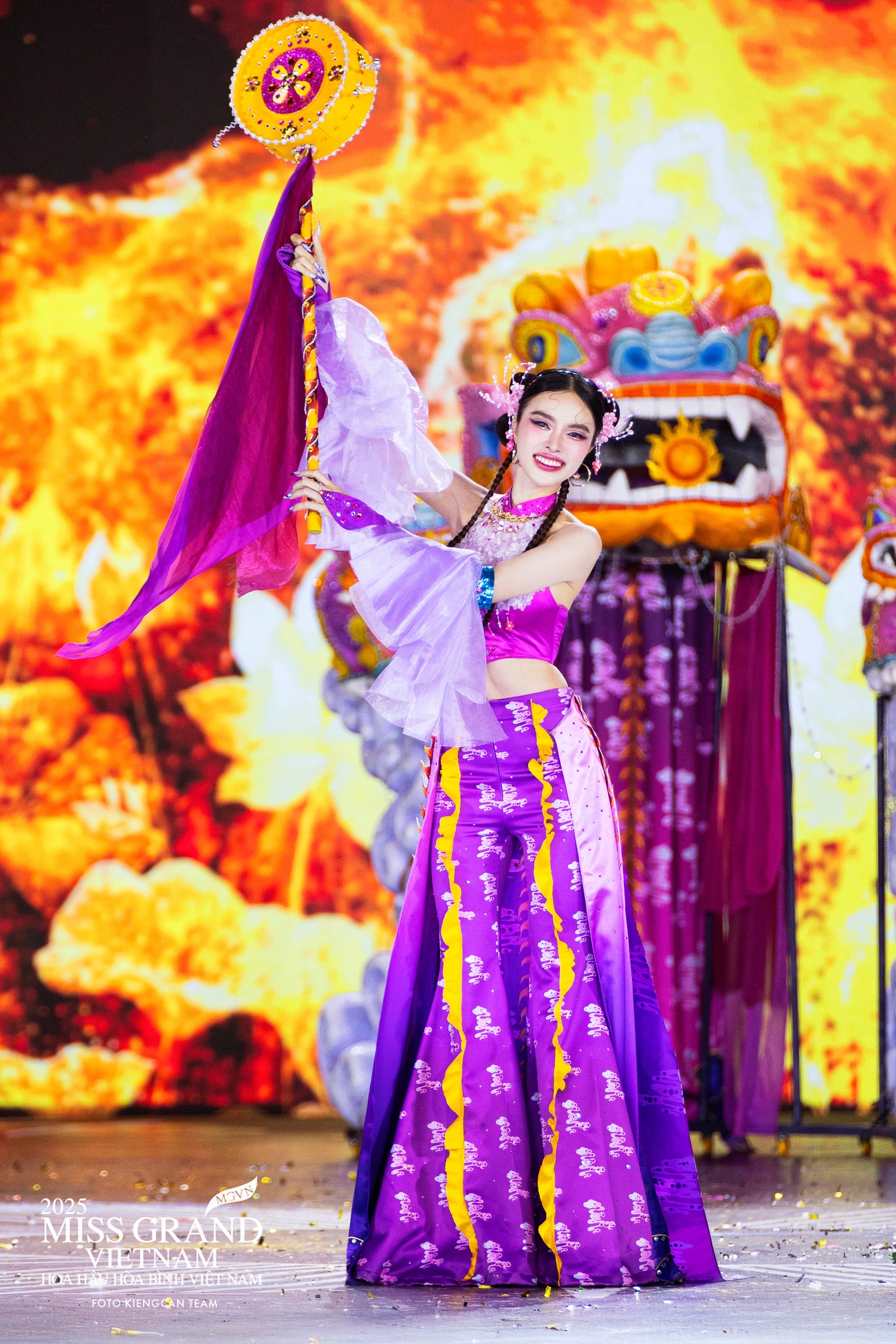 Miss Grand Vietnam gây tranh cãi vì mang bàn thờ gia tiên lên sân khấu, Tiểu Vy cũng dính Miss Grand Vietnam gây tranh cãi vì mang bàn thờ gia tiên lên sân khấu, Tiểu Vy cũng dính