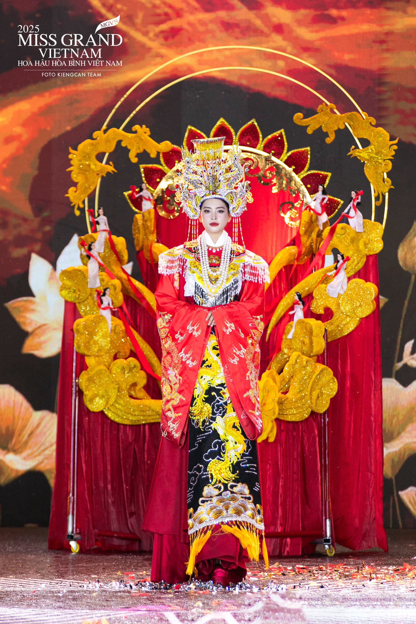 Miss Grand Vietnam gây tranh cãi vì mang bàn thờ gia tiên lên sân khấu, Tiểu Vy cũng dính Miss Grand Vietnam gây tranh cãi vì mang bàn thờ gia tiên lên sân khấu, Tiểu Vy cũng dính
