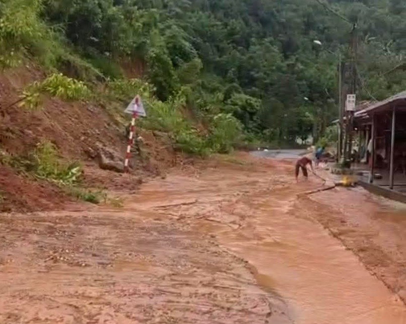 Lào Cai: Mưa lớn gây sạt lở, ngập úng đường vào Làng Nủ- Ảnh 2.