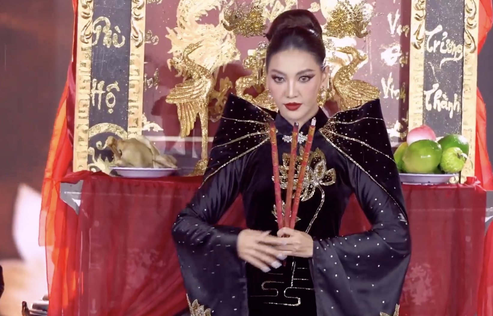 Miss Grand Vietnam gây tranh cãi vì mang bàn thờ gia tiên lên sân khấu, Tiểu Vy cũng dính Miss Grand Vietnam gây tranh cãi vì mang bàn thờ gia tiên lên sân khấu, Tiểu Vy cũng dính