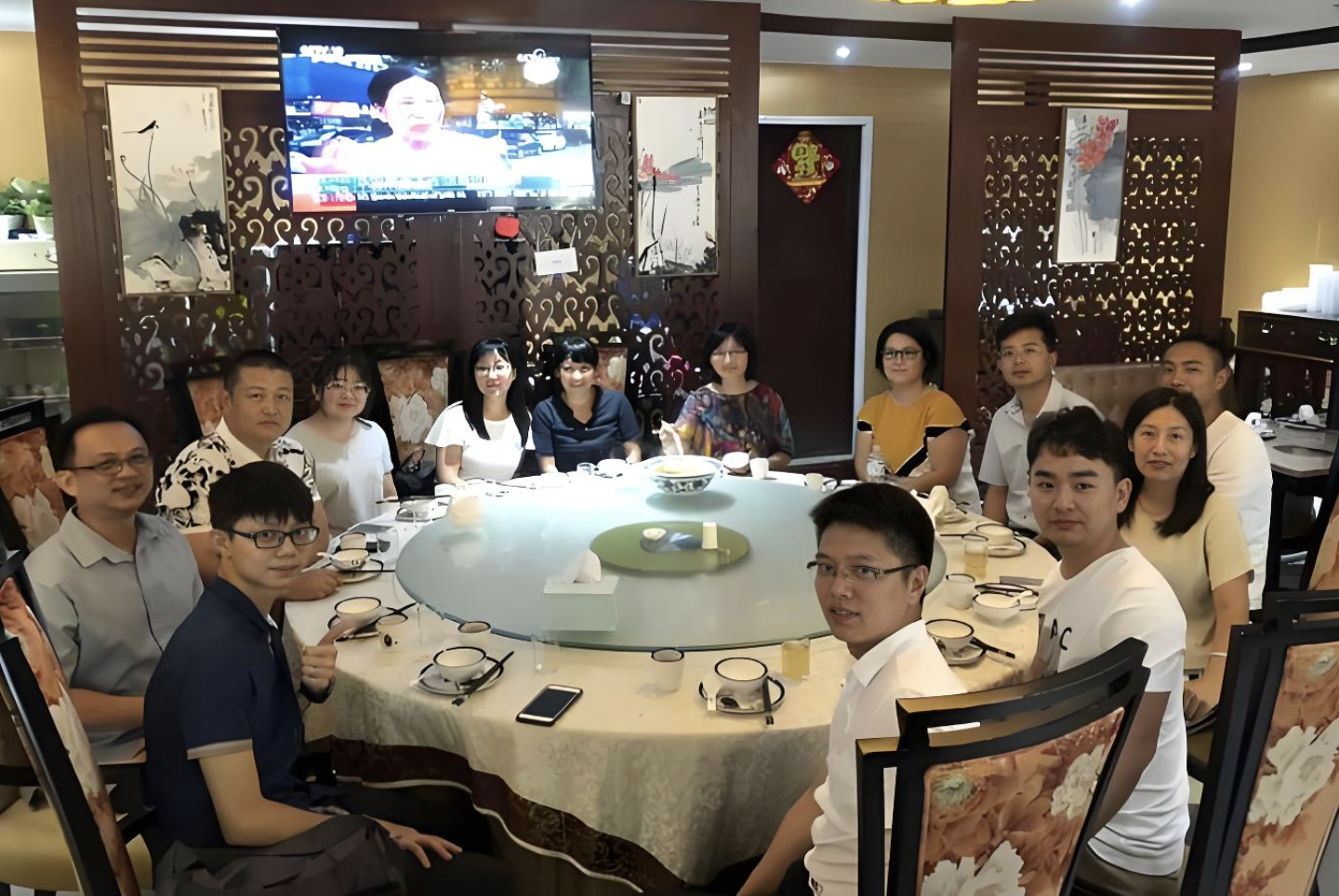 Họp lớp được hỏi lương, tôi định nói 200 triệu đồng/tháng thì vợ trả lời thay: "Chục triệu đủ ăn", về nhà bị loại khỏi nhóm chat nhưng hài lòng- Ảnh 2.