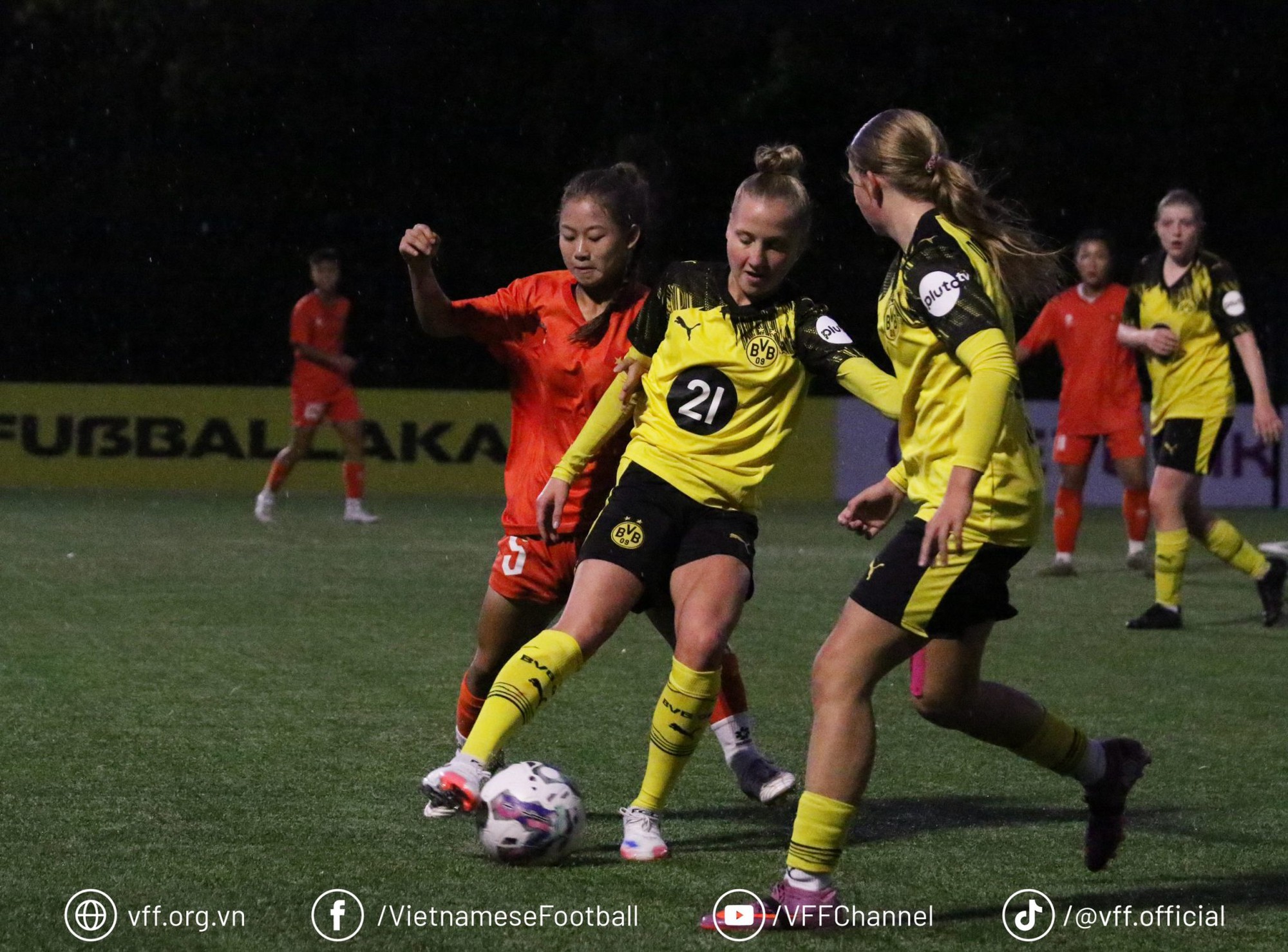 Tấn công như vũ bão, tuyển Việt Nam đại thắng 6-2 trước Dortmund- Ảnh 2. Tấn công như vũ bão, tuyển Việt Nam đại thắng 6-2 trước Dortmund- Ảnh 2.