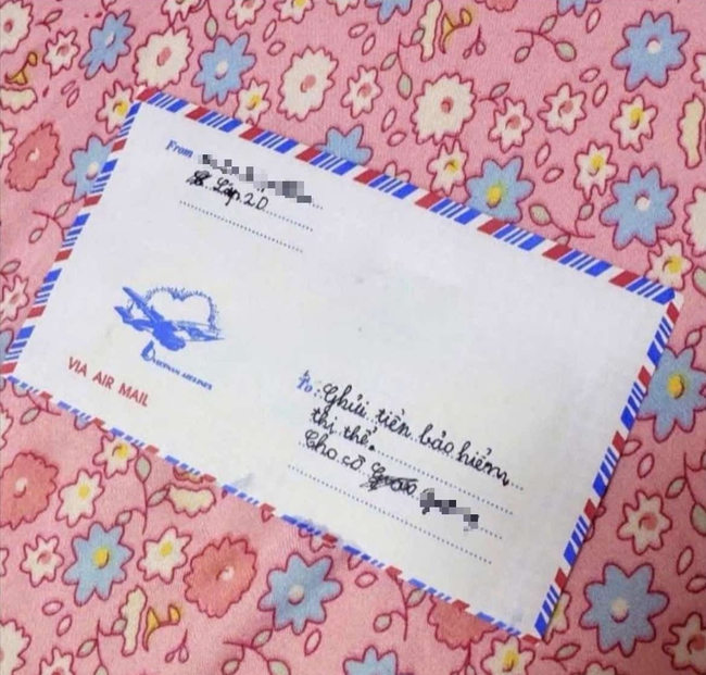 Xin tiền nộp "bảo hiểm thân thể", học sinh lớp 2 viết sai 1 từ khiến cô giáo đứng hình: Mở phong bì mà tim đập thình thịch- Ảnh 1.