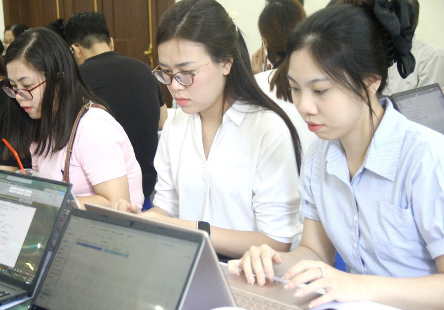 Từ năm học 2025-2026 sẽ triển khai Chương trình giáo dục AI cho học sinh- Ảnh 1.