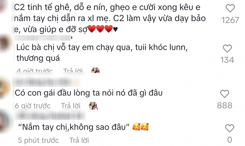 Khoảnh khắc chị cả dỗ em khóc, cộng đồng mạng khen hết lời: Đúng là "ruộng sâu trâu nái, không bằng con gái đầu lòng"- Ảnh 6.