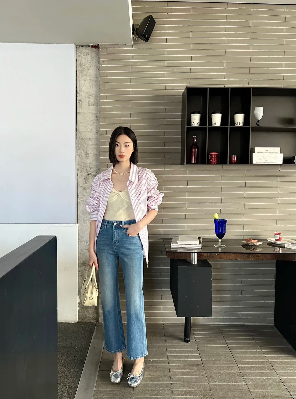 Quần loe nhẹ mặc lên tôn dáng đúng đỉnh, có 3 công thức phối đồ giúp chân dài miên man- Ảnh 4.