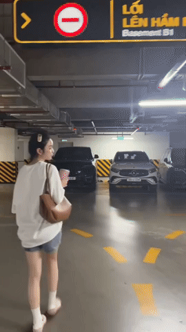 Quang Hải được vợ lái xế hộp bạc tỷ đưa đi làm, tưởng 