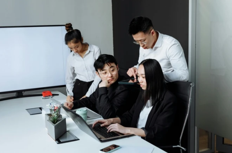 Thường xuyên làm 3 việc này trong các buổi họp là biểu hiện của người EQ thấp- Ảnh 2.