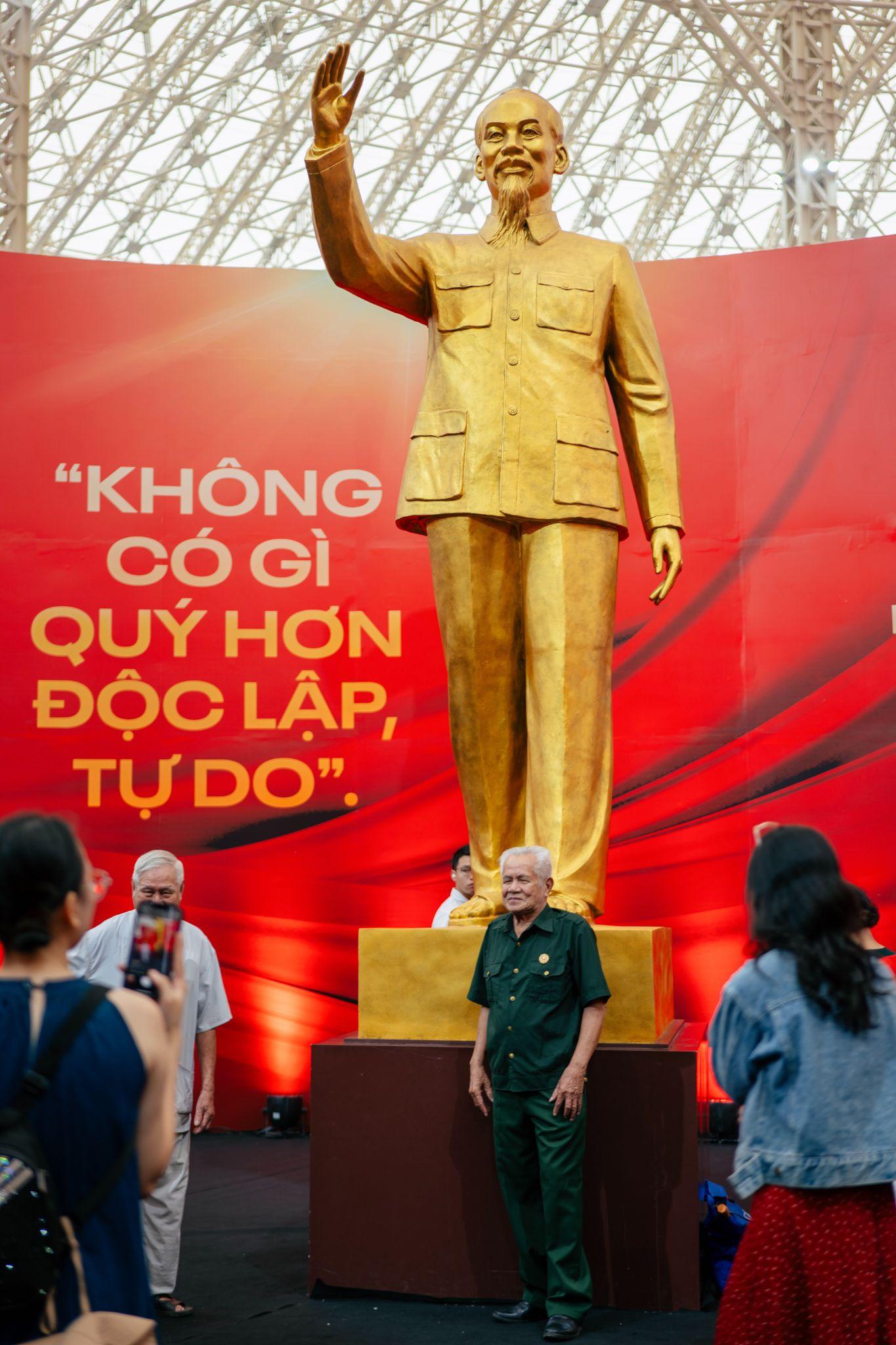 Khơi nguồn tự hào từ triển lãm “95 năm Cờ Đảng soi đường”- Ảnh 1.