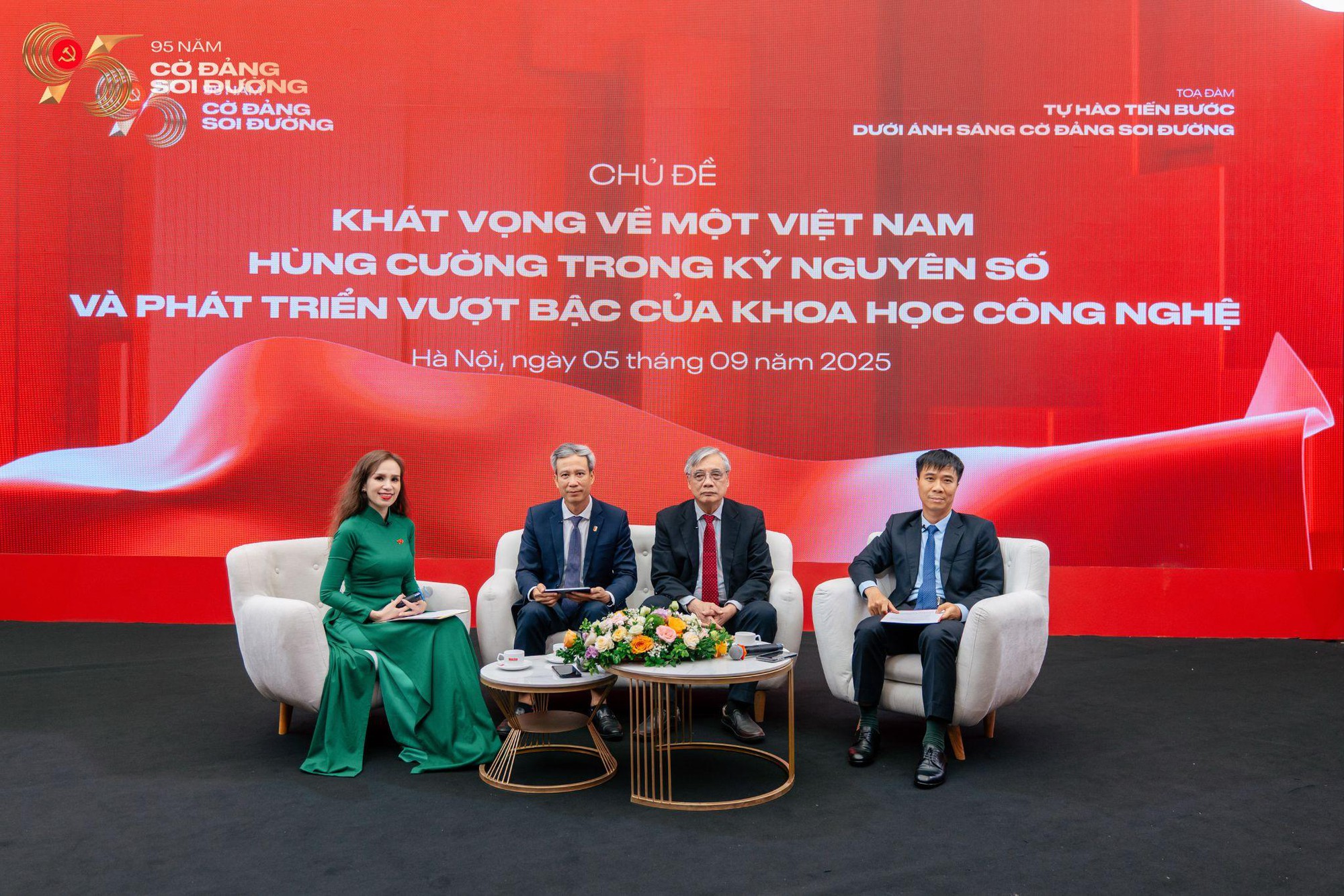 Khơi nguồn tự hào từ triển lãm “95 năm Cờ Đảng soi đường”- Ảnh 3.