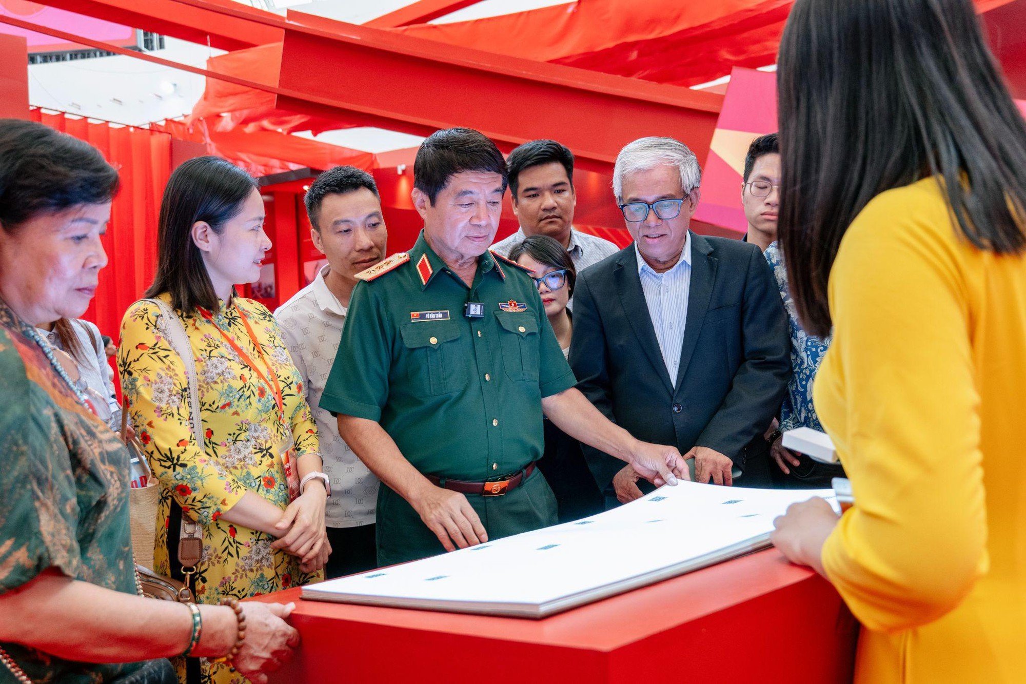 Khơi nguồn tự hào từ triển lãm “95 năm Cờ Đảng soi đường”- Ảnh 5.