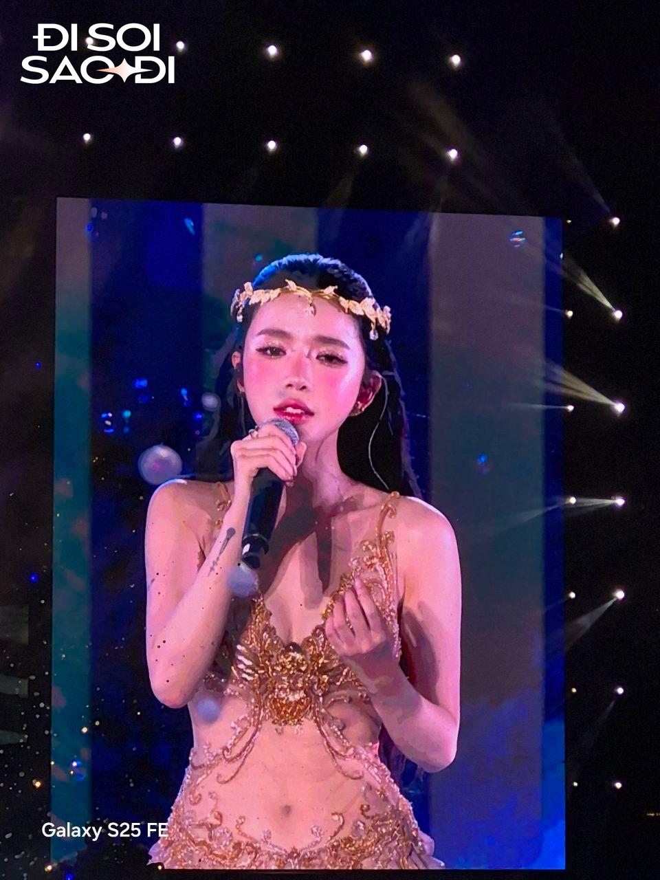 Sốc visual Em Xinh đẹp như nữ thần xé sử bước ra, nhưng chỉ xuất hiện chóng vánh tại concert- Ảnh 1.