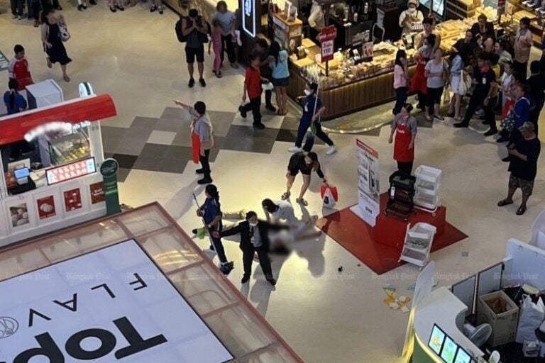 Bị bắt quả tang quay lén dưới váy phụ nữ, tên biến thái nhảy khỏi tầng 4- Ảnh 1.