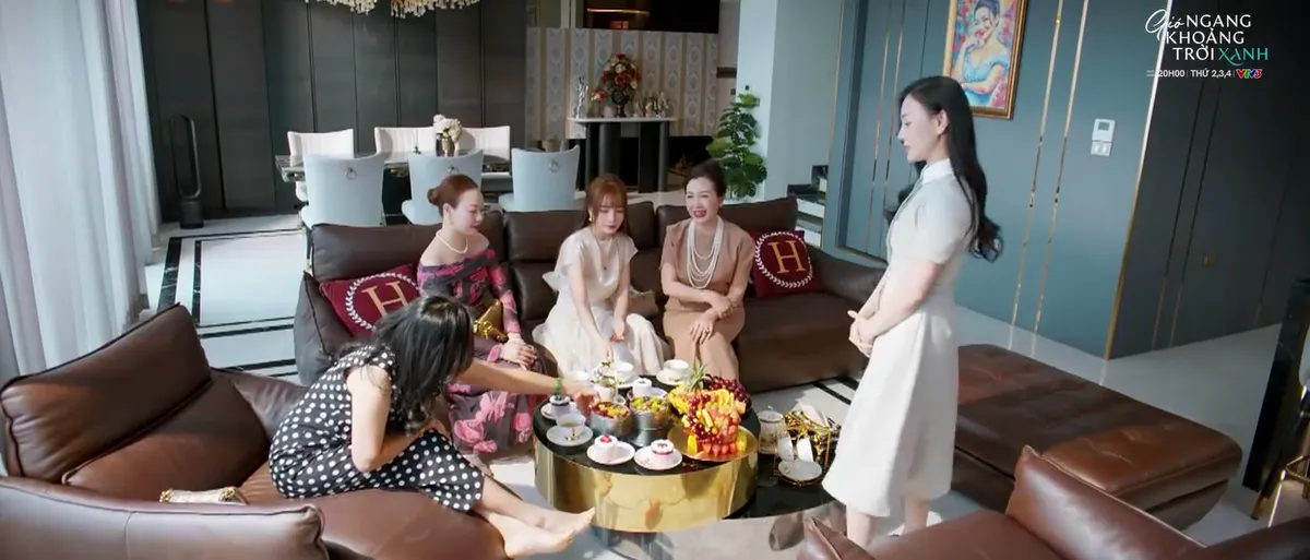 Túi hiệu của 4 "phú bà" trong phim giờ vàng: Bị đồn là "mượn của Phương Oanh"- Ảnh 1.