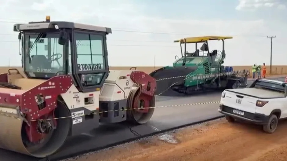 Xe lu cán tử vong 3 công nhân khi đang trải nhựa đường trên cao tốc- Ảnh 1.