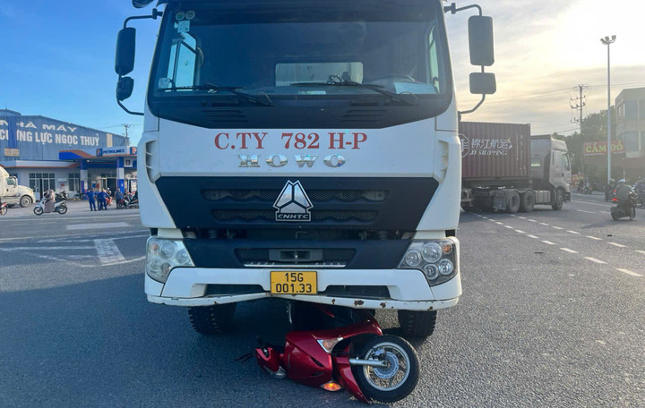 Hai mẹ con chết thảm dưới bánh xe tải ben sau va chạm giao thông ở Hải Phòng- Ảnh 2.