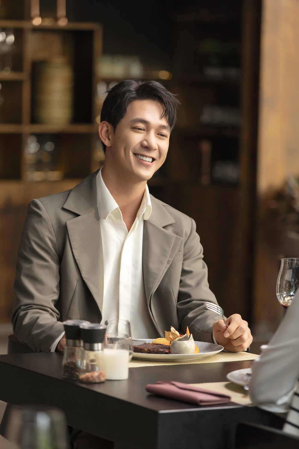 Có 1 Anh Trai từng học chuyên ngành Y dược: Cực phẩm từ đầu tới chân, vướng tin đồn “phim giả tình thật” với em gái Trấn Thành- Ảnh 4.