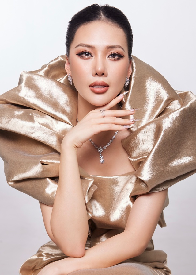 Hoa hậu Bùi Quỳnh Hoa: Vướng tai tiếng sau đăng quang, nay thả dáng bên xe sang - đồ hiệu phủ kín- Ảnh 2. Hoa hậu Bùi Quỳnh Hoa: Vướng tai tiếng sau đăng quang, nay thả dáng bên xe sang - đồ hiệu phủ kín- Ảnh 2.