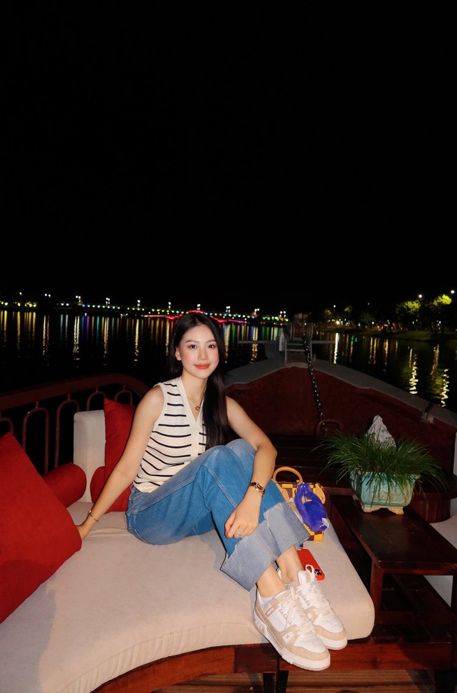Hoa hậu Bùi Quỳnh Hoa: Vướng tai tiếng sau đăng quang, nay thả dáng bên xe sang - đồ hiệu phủ kín- Ảnh 7. Hoa hậu Bùi Quỳnh Hoa: Vướng tai tiếng sau đăng quang, nay thả dáng bên xe sang - đồ hiệu phủ kín- Ảnh 7.