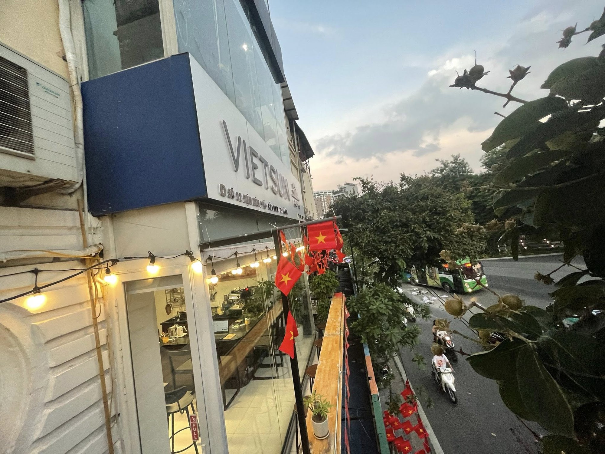 7 hàng quán hưởng trọn sự “mát mát” mùa thu Hà Nội: Nonêe, Vietsun Coffee có view bao trọn tuyến phố tấp nập nhất thủ đô- Ảnh 7.