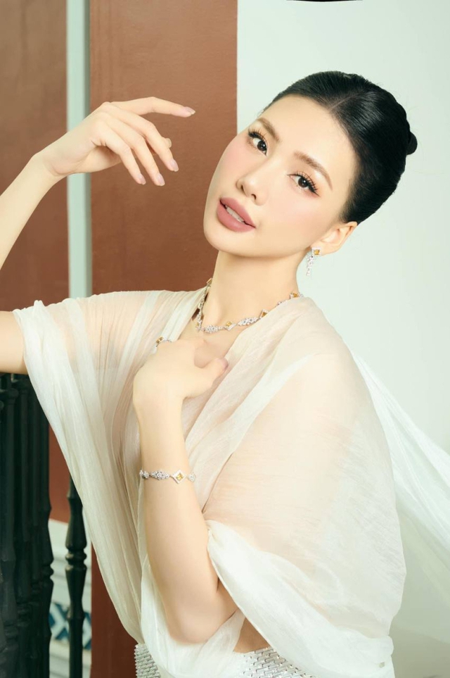 Hoa hậu Bùi Quỳnh Hoa: Vướng tai tiếng sau đăng quang, nay thả dáng bên xe sang - đồ hiệu phủ kín- Ảnh 13. Hoa hậu Bùi Quỳnh Hoa: Vướng tai tiếng sau đăng quang, nay thả dáng bên xe sang - đồ hiệu phủ kín- Ảnh 13.