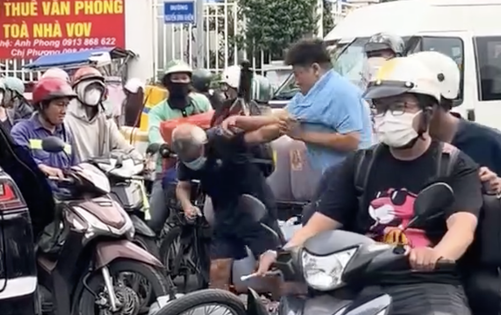 Xác minh video người đàn ông đánh cụ ông ở giao lộ trung tâm TP HCM- Ảnh 1. Xác minh video người đàn ông đánh cụ ông ở giao lộ trung tâm TP HCM- Ảnh 1.