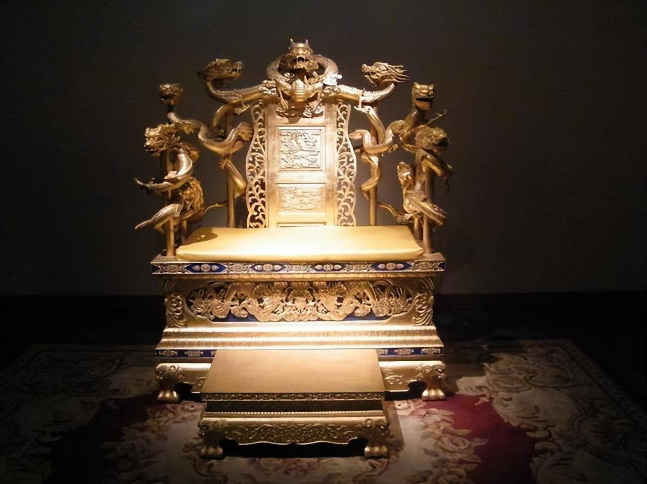 Chiếc ghế khó hiểu nhất trong Tử Cấm Thành, không ai dám ngồi lên, ngay cả các nhà khảo cổ học cũng không thể giải thích được- Ảnh 2. Chiếc ghế khó hiểu nhất trong Tử Cấm Thành, không ai dám ngồi lên, ngay cả các nhà khảo cổ học cũng không thể giải thích được- Ảnh 2.