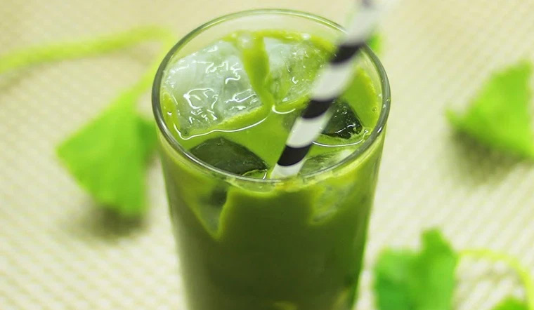 Phụ nữ uống nước rau má vào 